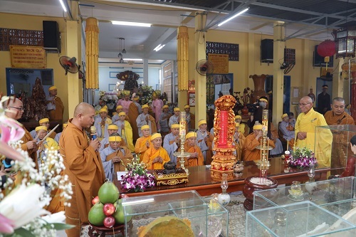 Cung thỉnh Giác linh Ni Trưởng Thích Nữ Huệ Giác yết Phật, triều Tổ